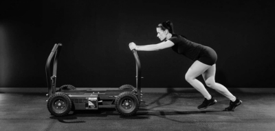 Atleta empujando trineo Sled Push en zona HYROX