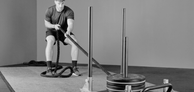 Atleta tirando trineo Sled Pull con cuerda para HYROX