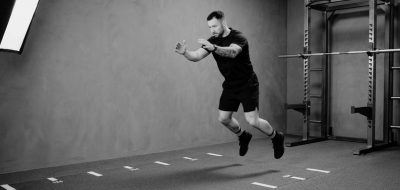 Atleta realizando Burpee Broad Jump en carril de 20m