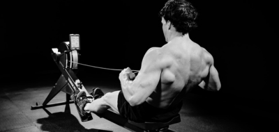 Atleta en máquina RowErg de Torque Fitness para HYROX