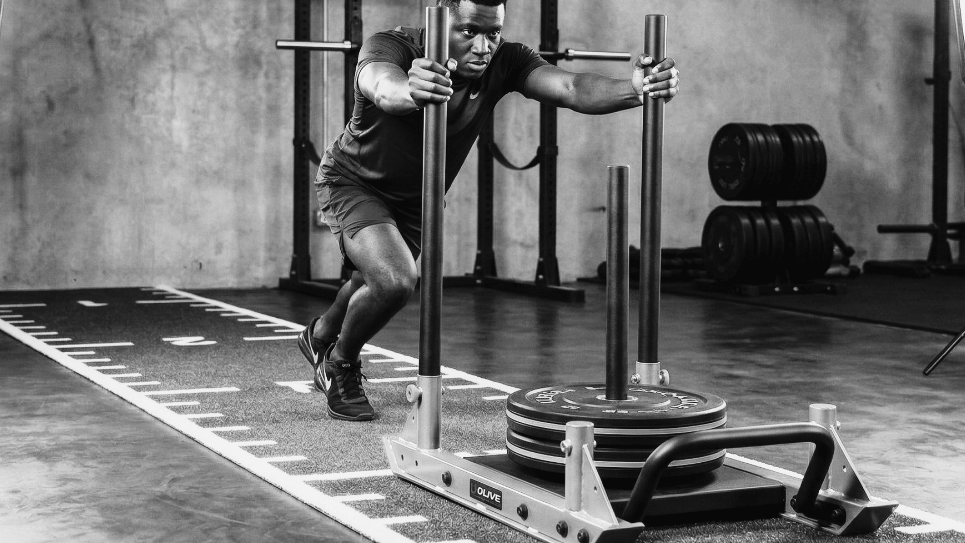 Zona de entrenamiento híbrido HYROX en gimnasio