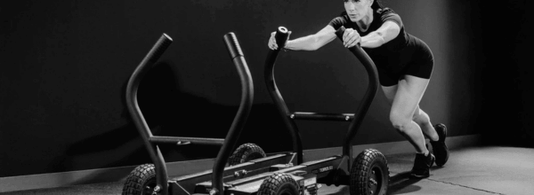 Tank M4 Torque Fitness en uso — trineo sin discos para HYROX