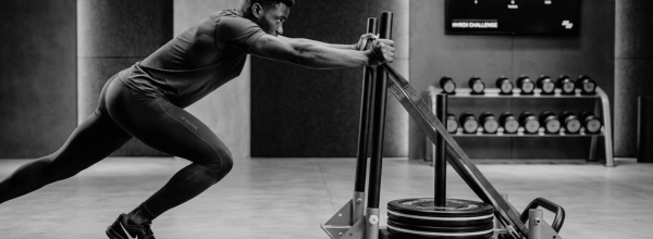 Trineo O'Live Fitness con discos bumper para HYROX